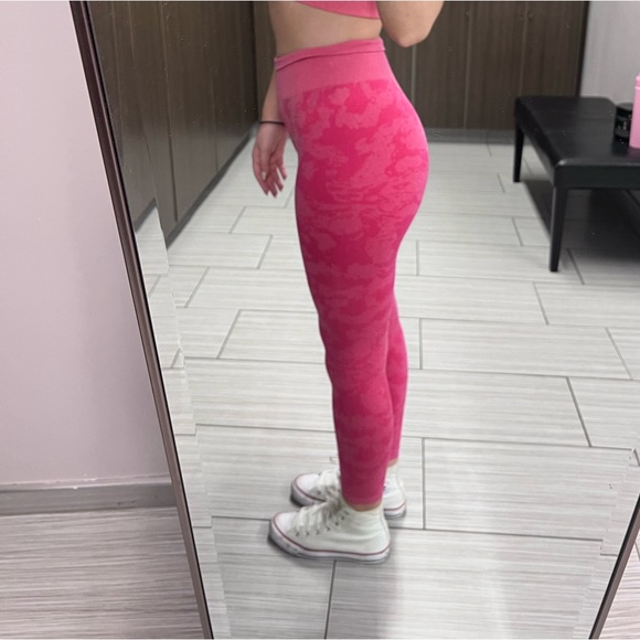 small hot pink gym set - bottoms worn once, top never worn. - Picture 3 of 3